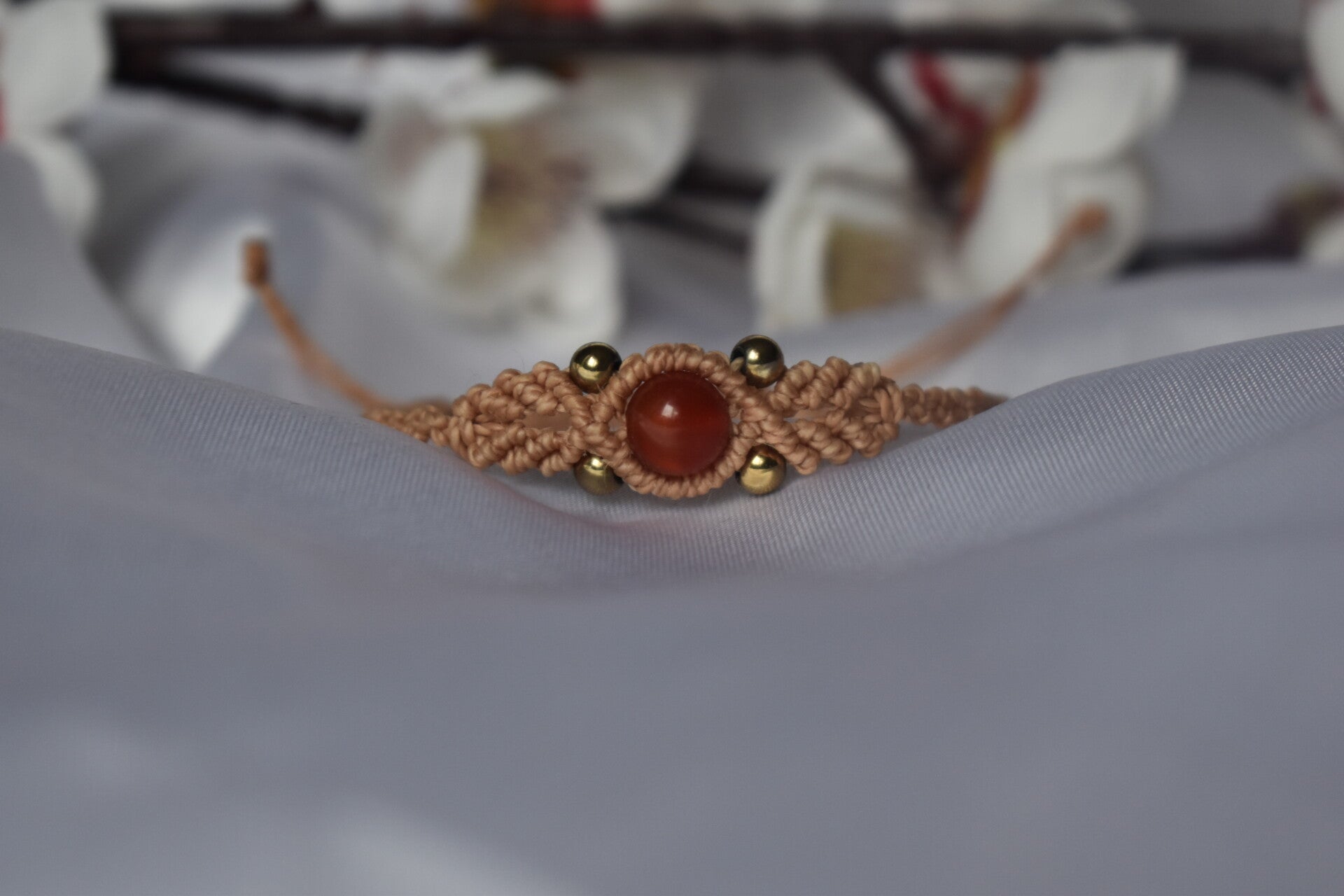 ​Bracelet « Étincelle de Cornaline » – Micro-Macramé Nude, Cornaline & Hématite Champagne