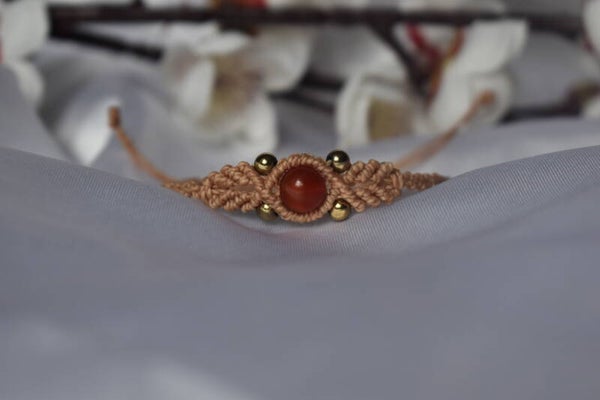 ​Bracelet « Étincelle de Cornaline » – Micro-Macramé Nude, Cornaline & Hématite Champagne
