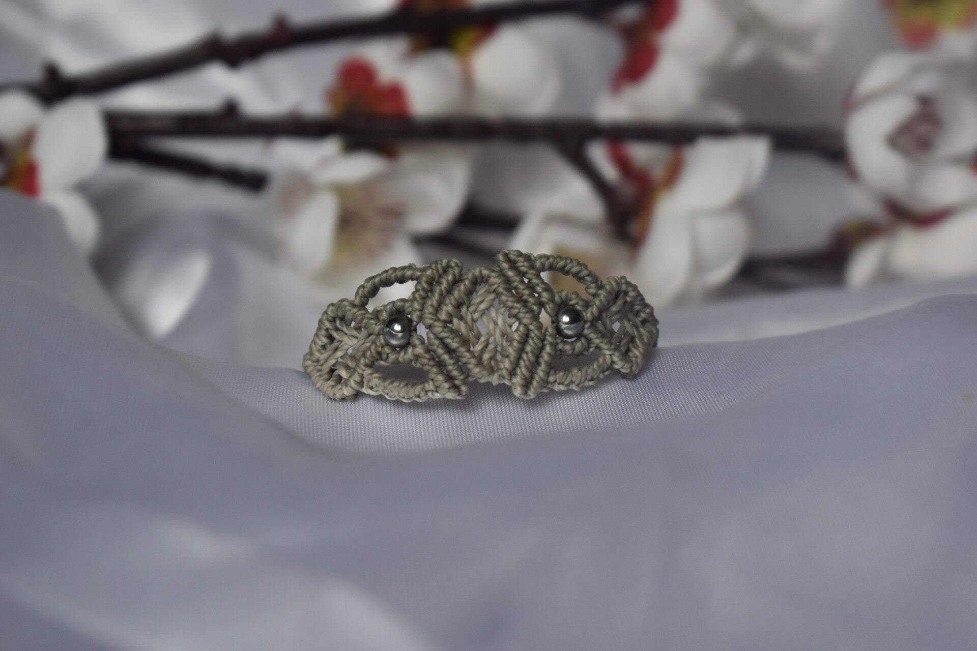 ​Bracelet « Ailes d'Hématite » – Micro-Macramé & Perles d'Hématite Métallisée (3 Coloris)