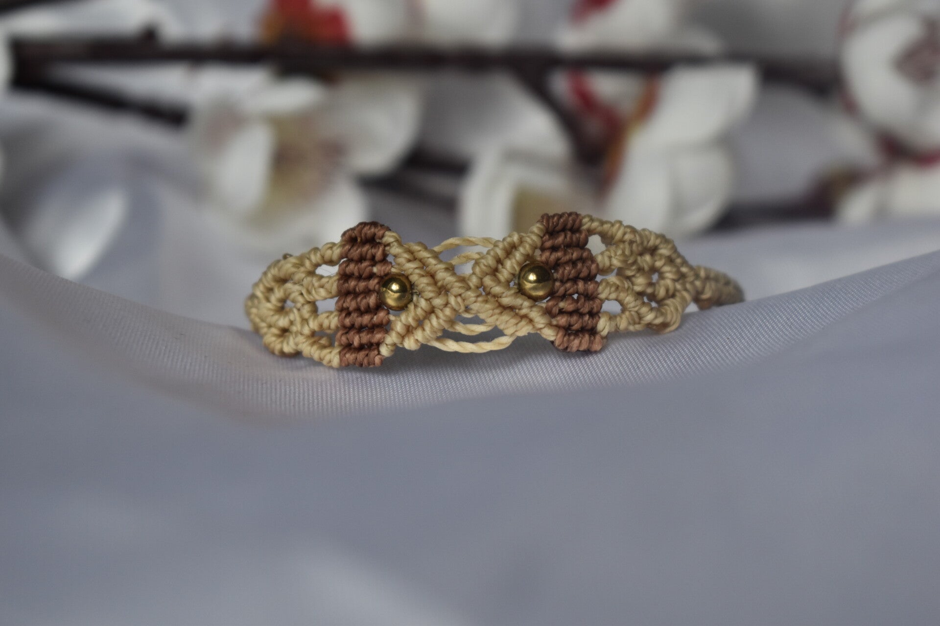 ​Bracelet « Duo d'Hématite » – Micro-Macramé Bicolore Beige & Marron, Perles d'Hématite Dorées