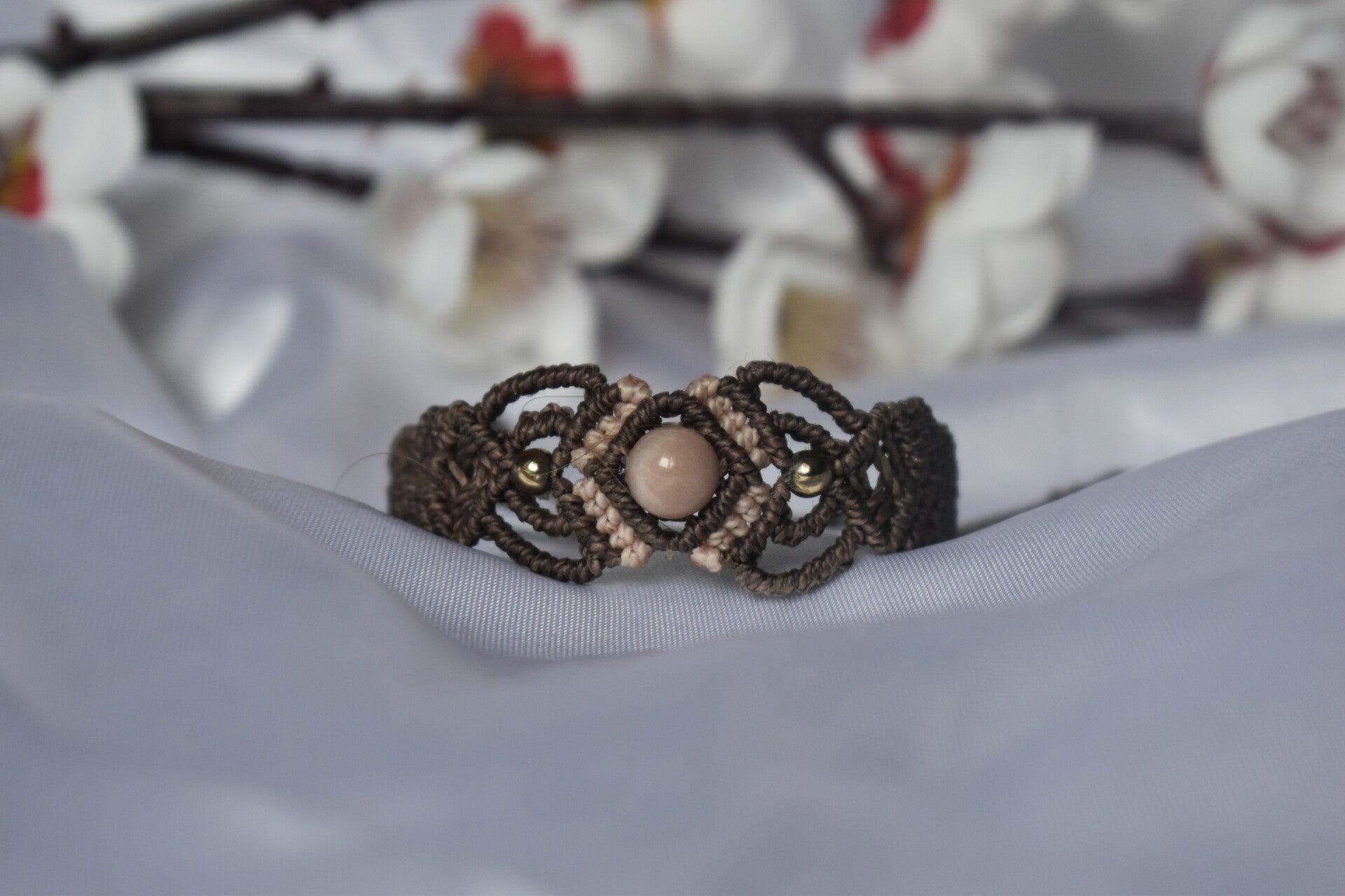 ​Bracelet « Rayon de Lune » – Micro-Macramé Marron & Beige, Pierre de Lune Pêche & Hématite Dorée