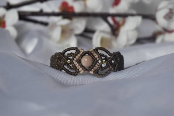 ​Bracelet « Rayon de Lune » – Micro-Macramé Marron & Beige, Pierre de Lune Pêche & Hématite Dorée