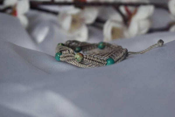 ​Bracelet « Vague de Jaspe » – Micro-Macramé Ondulant & Jaspe Impérial (Émeraude ou Magenta)
