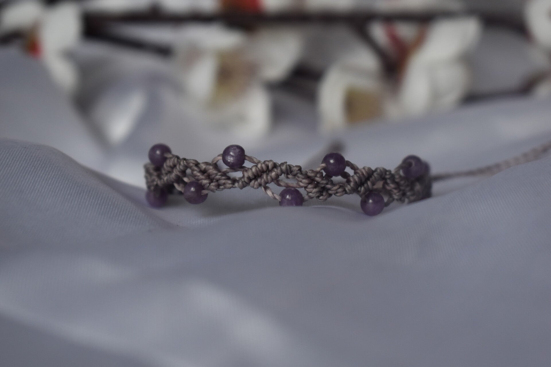 ​Bracelet « Vague de Lépidolite » – Micro-Macramé Lila & Lépidolite