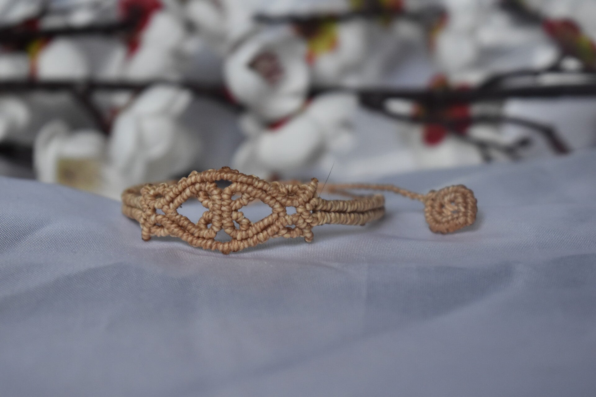 ​Bracelet « Entrelacs d'Avalon » – Micro-Macramé Filigrane Ajouré