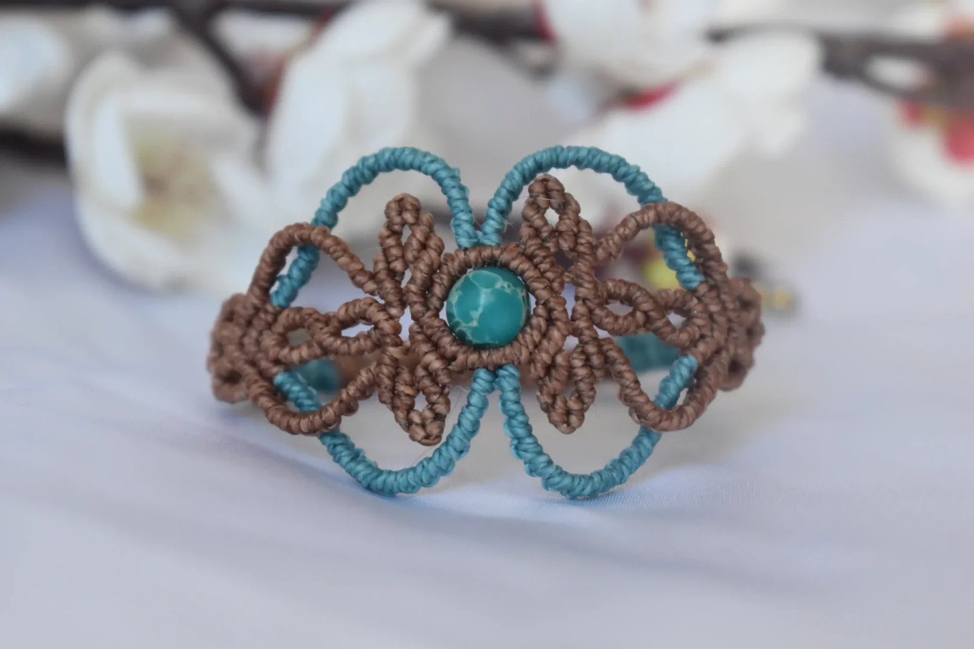 ​Bracelet « Fleur d'Aquaterra » – Micro-Macramé Marron & Turquoise
