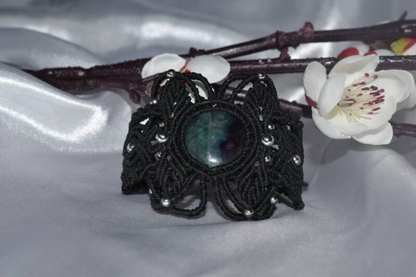 Manchette « Fluorite Mystique » – Micro-Macramé Noir, Fluorite & Hématite Silver