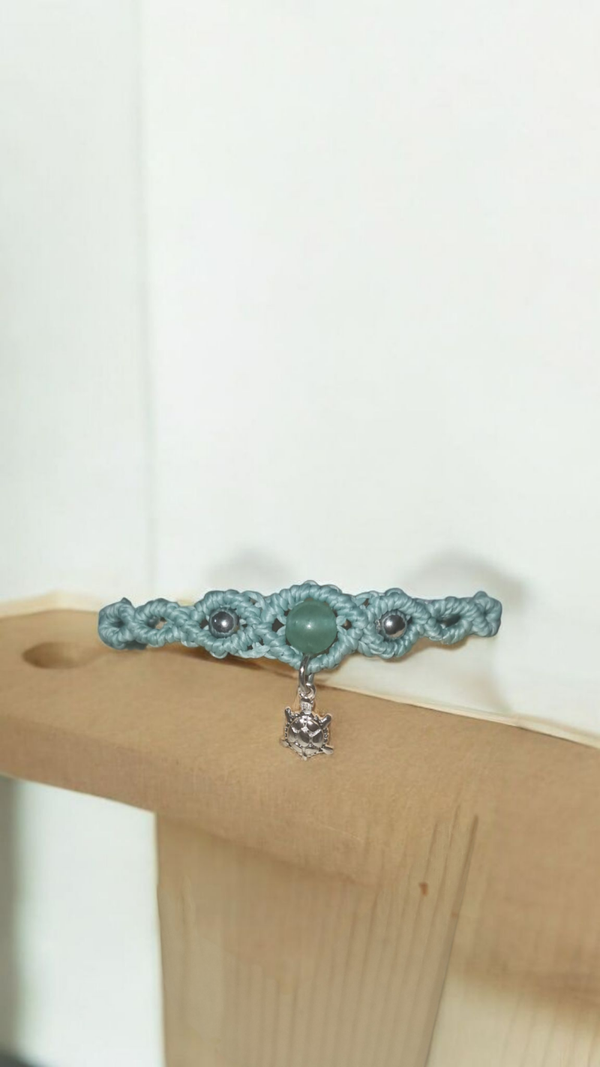 Bracelet unique tissé à la main.