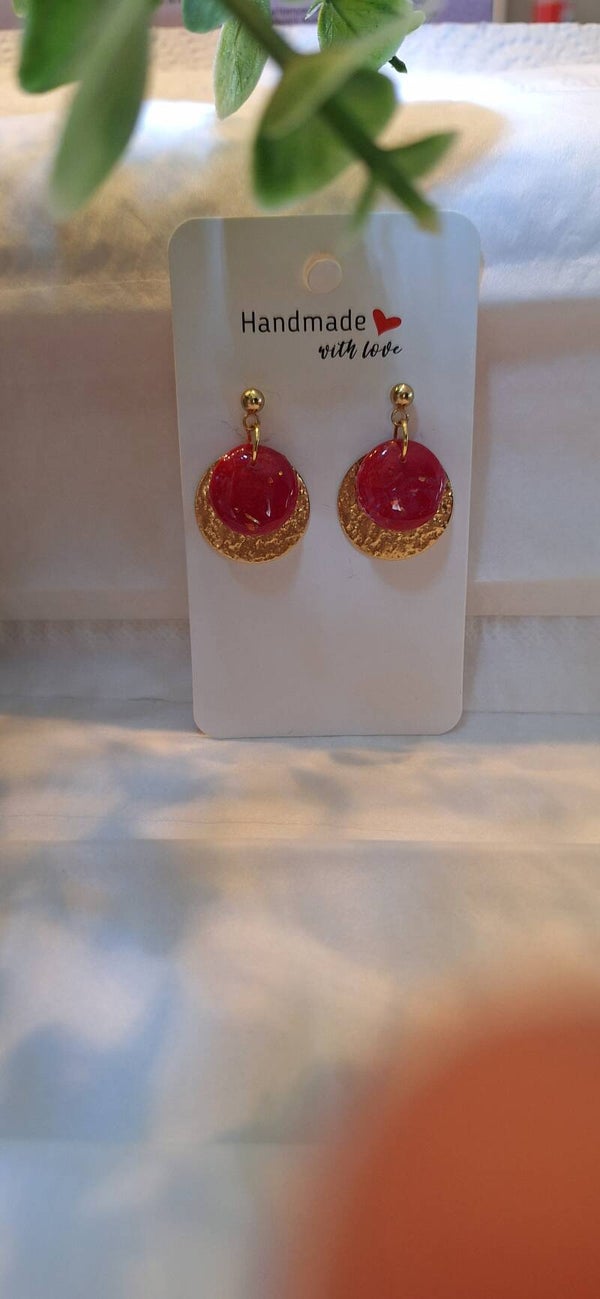 Ronde rode oorbellen met gouden accent achteraan