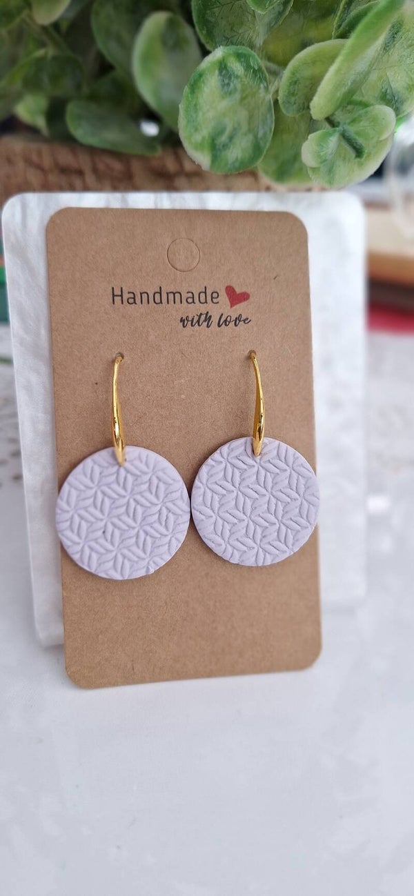 Ronde paarse oorringen met structuur