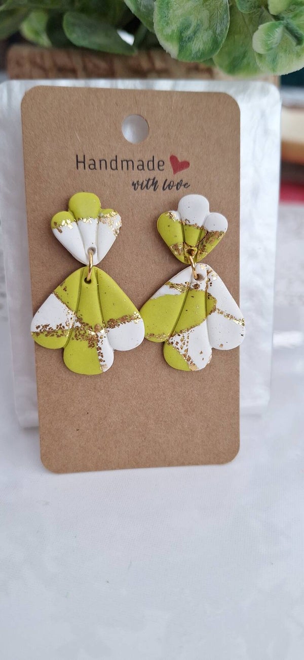 Wit-groene oorbellen met gouden accenten