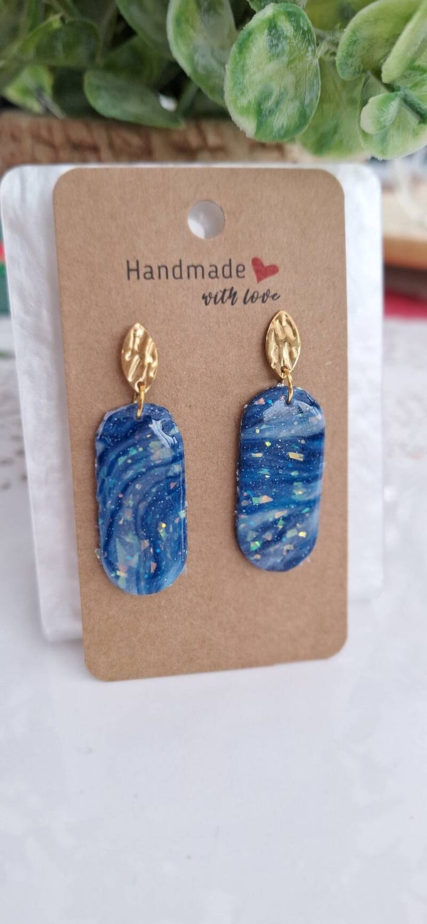 Blauwe oorringen met glinstereffect. 007.3