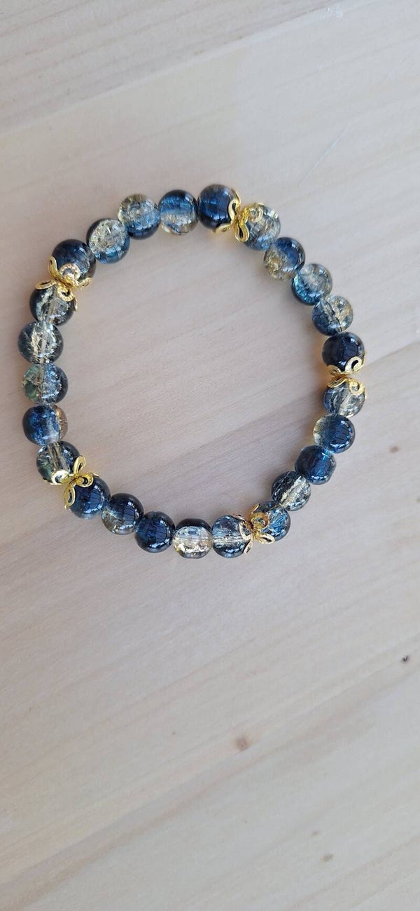 Donkerblauwe armband met gouden effecten.