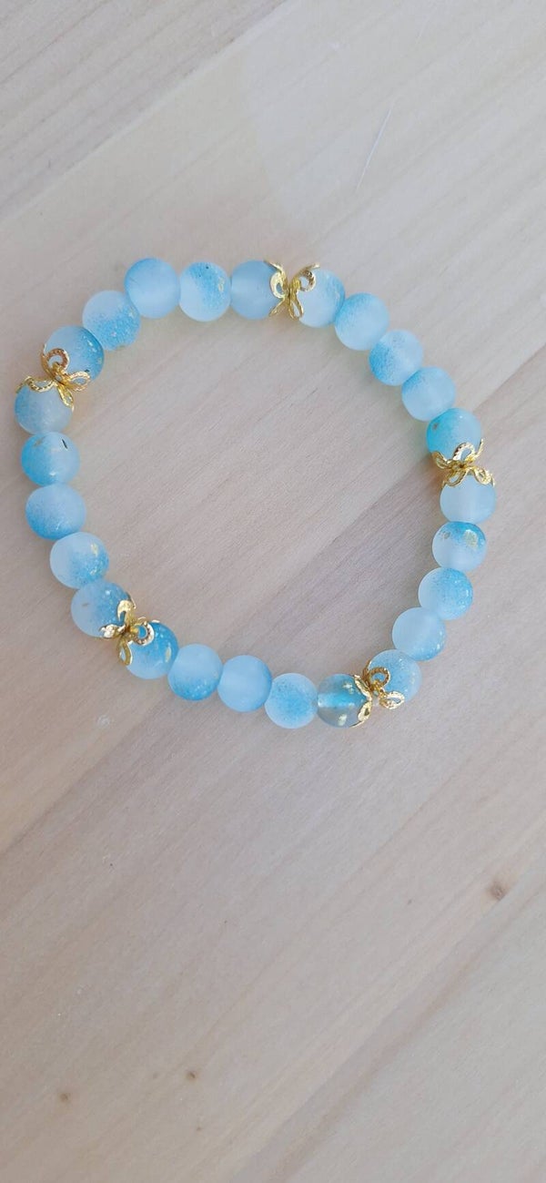 Lichtblauwe armband met gouden accent