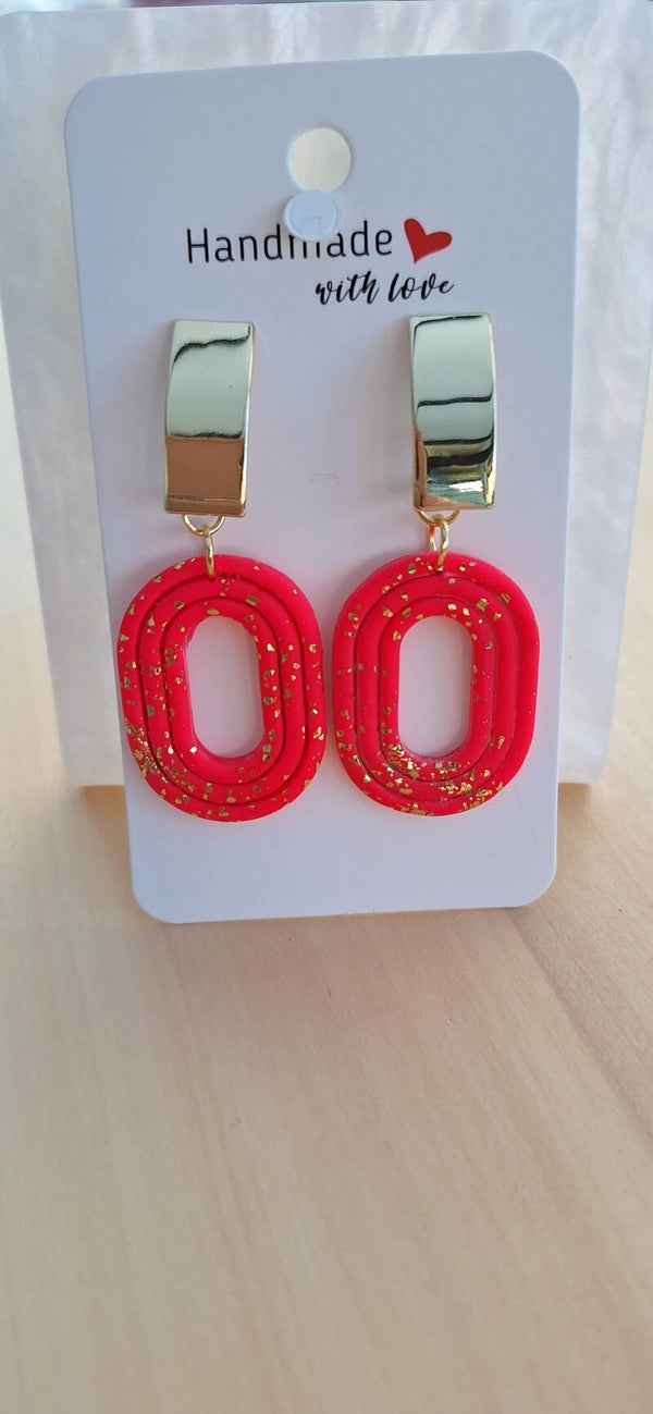 Fluo roze ovale oorringen met gouden accent.