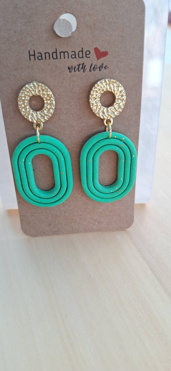 Groene oorringen met goudkleurig detail