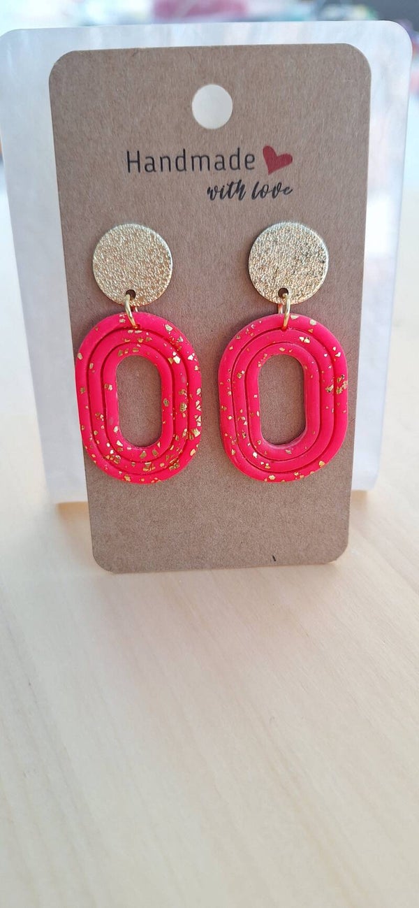 Fluo roze oorringen met gouden afwerking