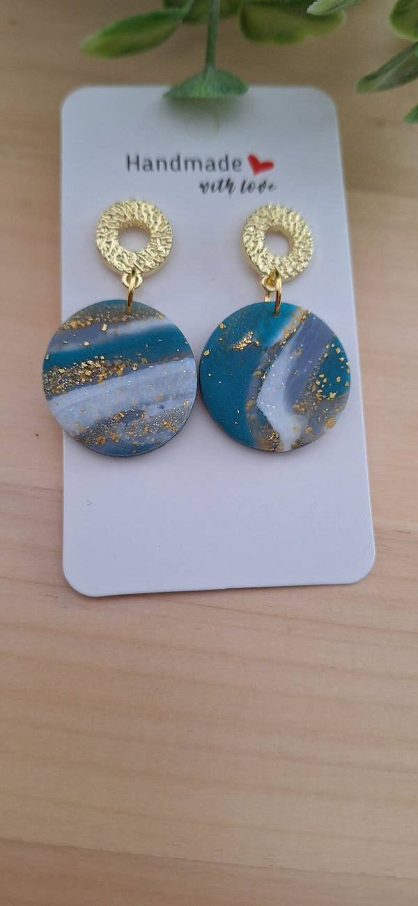 Handgemaakte oorbellen: ronde blauwe met gouden accenten