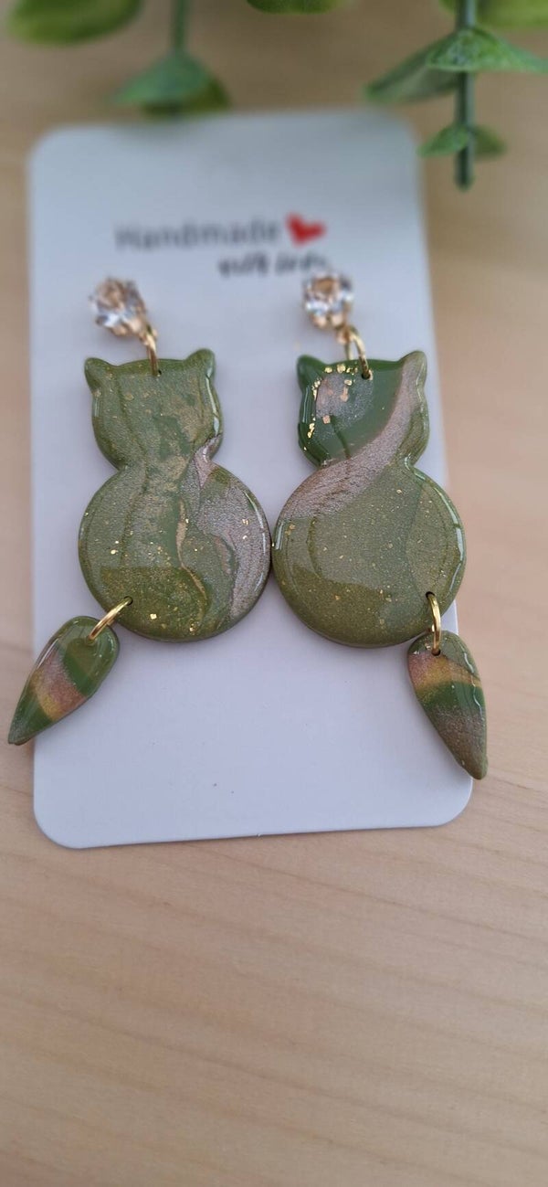 Handgemaakte oorbellen: katjes: olijfgroen