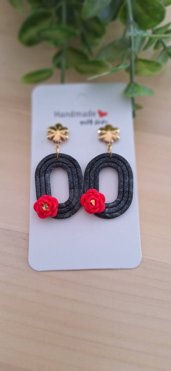 Handgemaakte oorringen ovaal zwart met bloem