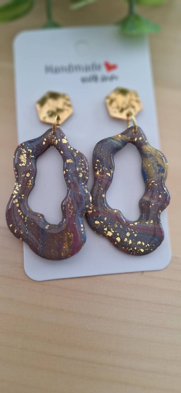 Handgemaakte oorbellen: multicolor met gouden details