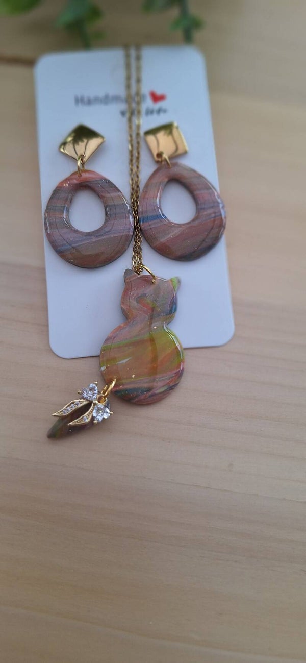 Set: hanger katje met bijpassende handgemaakte oorbellen