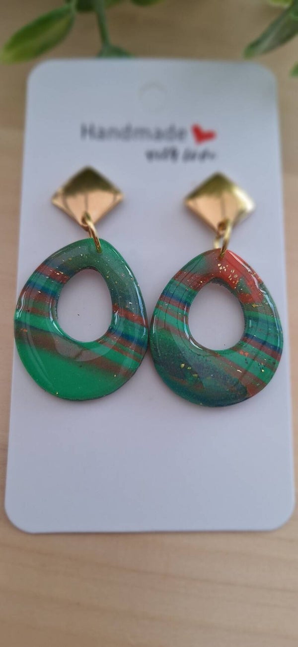 Handgemaakte oorbellen: ovaal groen / oranje / blauw