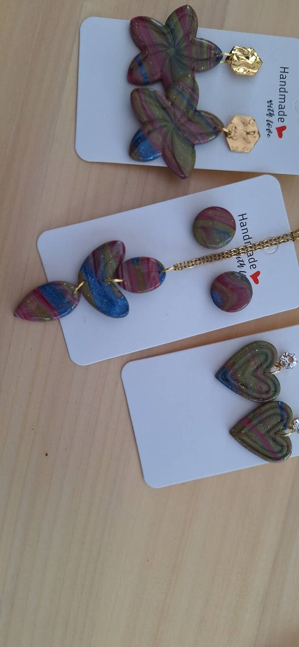 Set: hanger met oorbellen: keuze uit rond, bloem of hartje