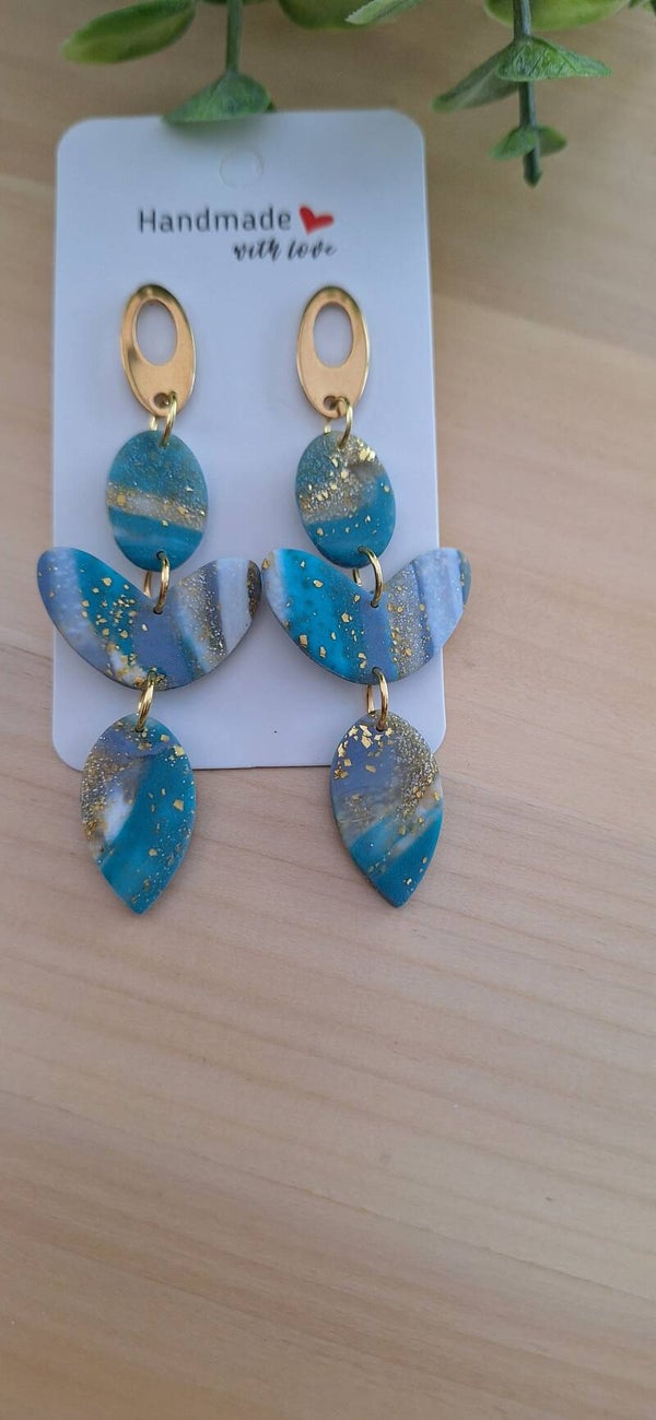 Handgemaakte oorbellen: lange blauw met gouden accenten