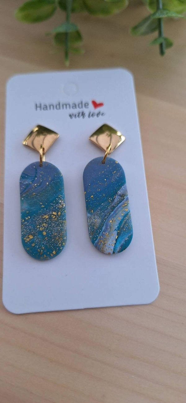 Handgemaakte oorbellen : langwerpig blauw met gouden accenten