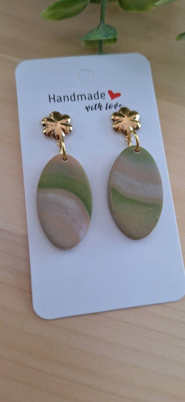 Handgemaakte oorbellen: ovaal groen/beige