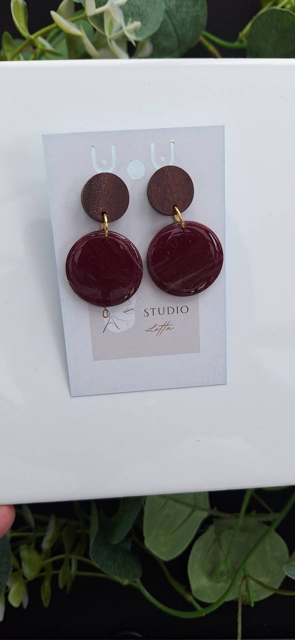 Zelfgemaakte oorbellen uit polymeerklei: bordeaux met vlammetjes