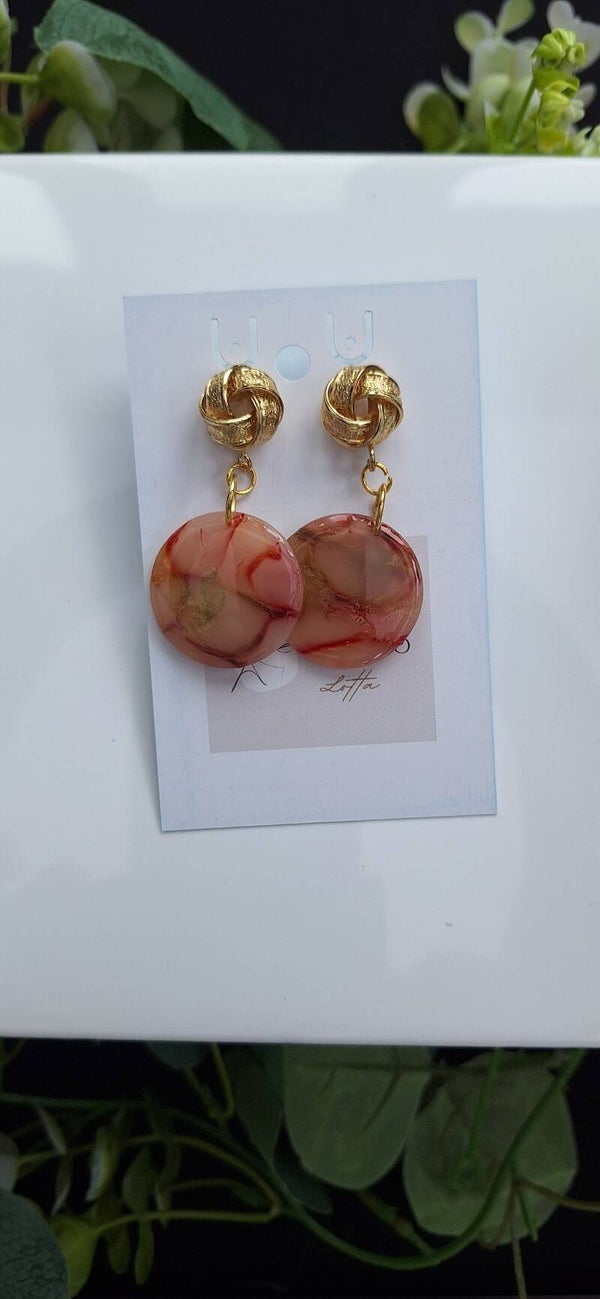 Zelfgemaakte oorbellen uit polymeerklei: ronde translucent multicolor