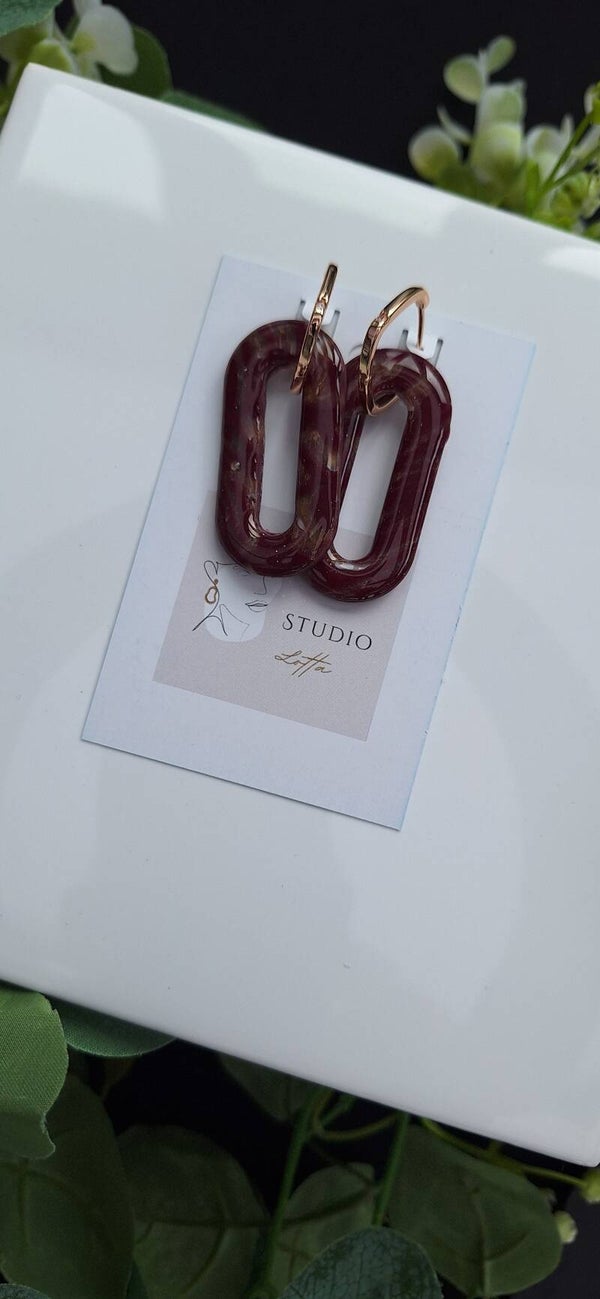 Zelfgemaakte oorbellen uit polymeerklei: lang ovaal bordeaux met ring