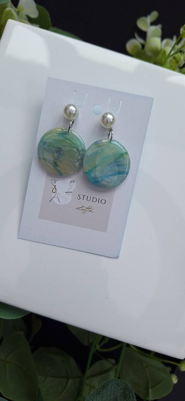 Zelfgemaakte oorbellen uit polymeerklei: blauwe translucent met parel