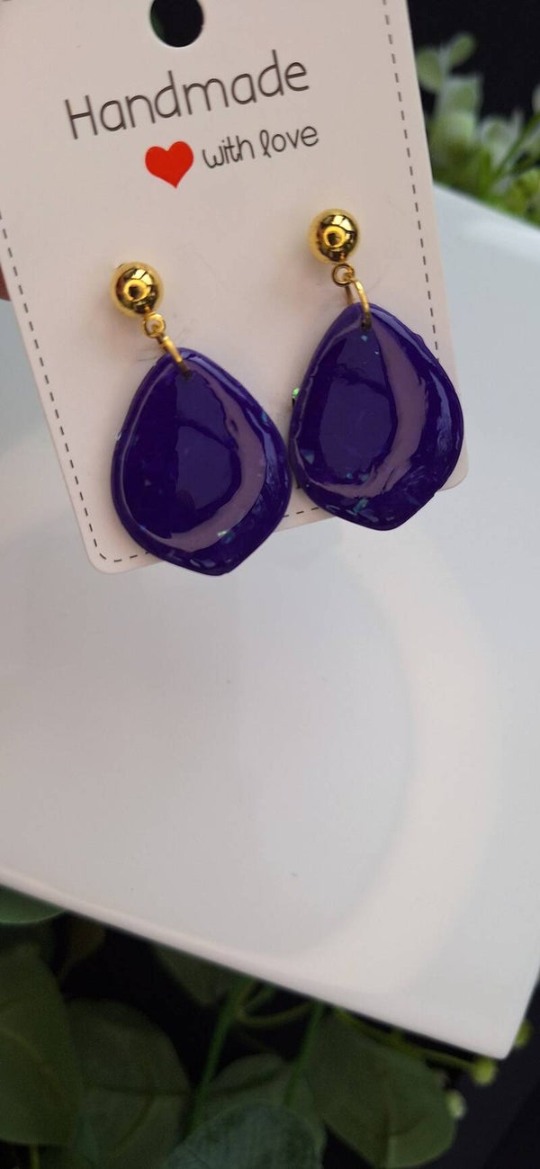 Zelfgemaakte oorbellen uit polymeerklei: Felpaars met ronde steker