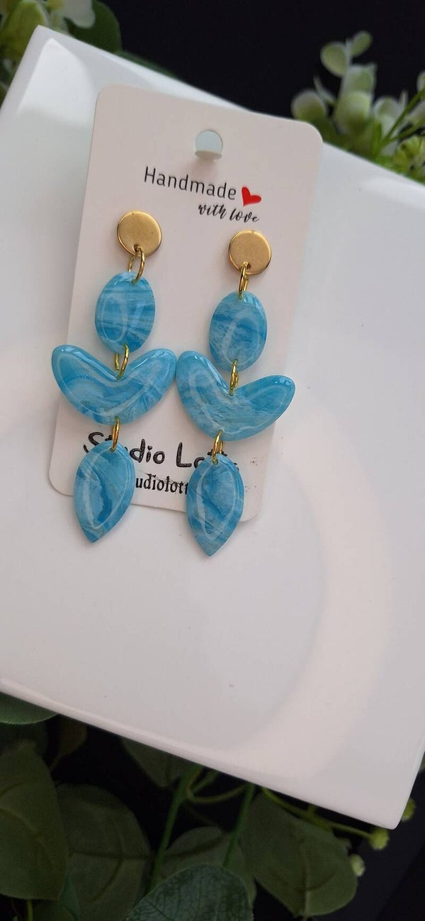 Zelfgemaakte oorbellen uit polymeerklei: lange felblauwe oorbellen