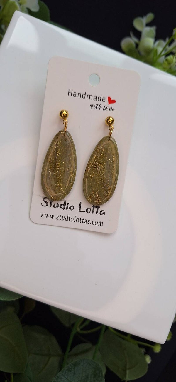 Zelfgemaakte oorbellen uit polymeerklei: olijfgroene met gouden details