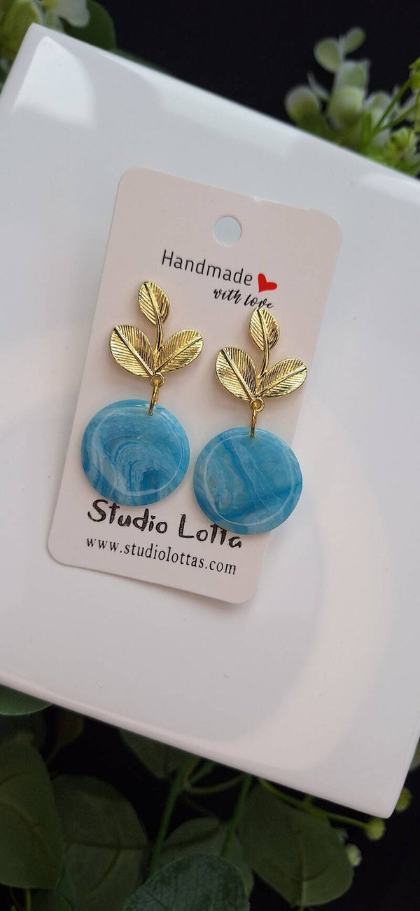 Zelfgemaakte oorbellen uit polymeerklei: Felblauw met bladsteker