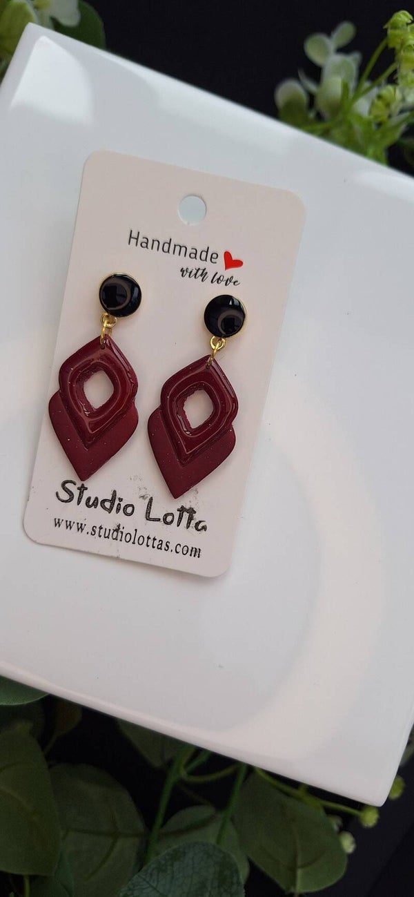 Zelfgemaakte oorbellen uit polymeerklei: Bordeaux met zwarte steker