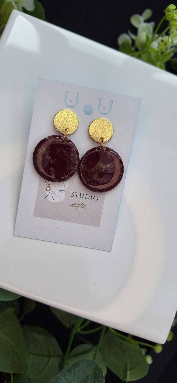 Zelfgemaakte oorbellen uit polymeerklei: Ronde bordeaux met ronde steker