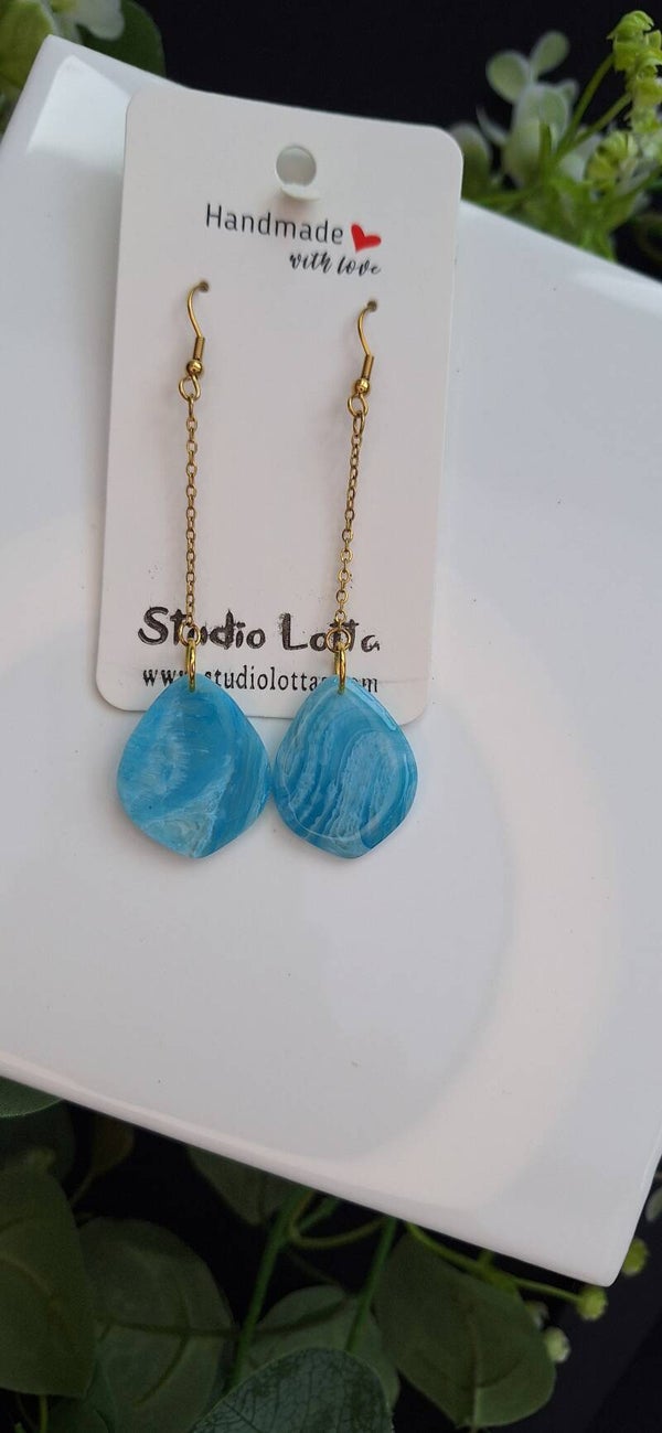 Zelfgemaakte oorbellen uit polymeerklei: Felblauwe oorbellen met lange hanger.