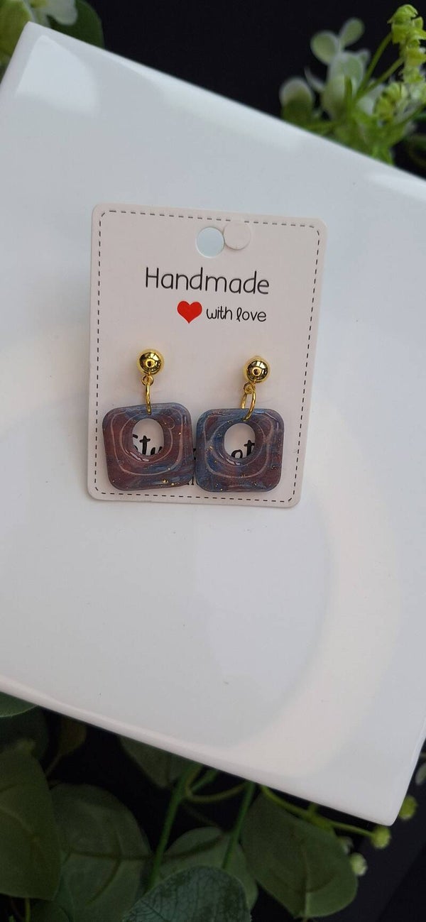 Zelfgemaakte oorbellen uit polymeerklei: multicolor met ronde steker.