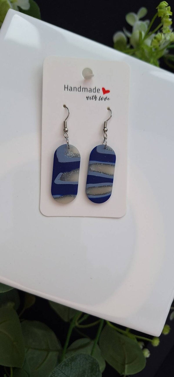 Zelfgemaakte oorbellen uit polymeerklei: Blauw-zilver met zilverkleurige oorsteker