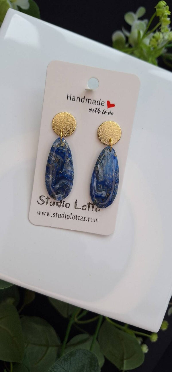 Zelfgemaakte oorbellen uit polymeerklei: Blauwe ovalen met ronde oorsteker
