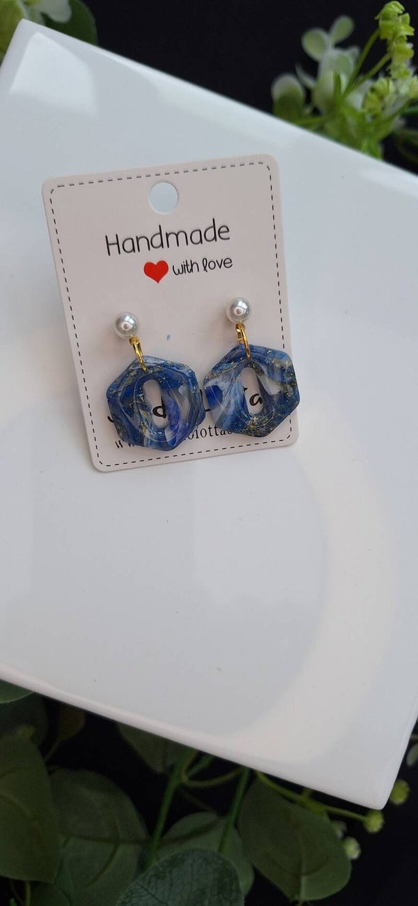 Zelfgemaakte oorbellen uit polymeerklei: Blauwe oorbellen met parel