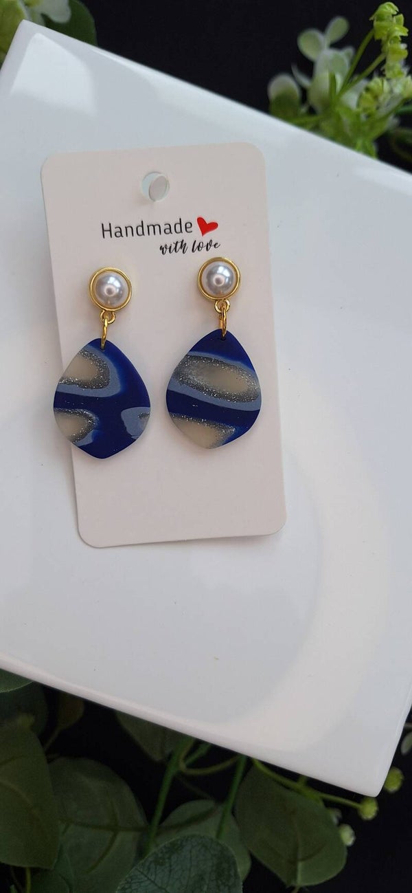 Zelfgemaakte oorbellen uit polymeerklei: Blauw-zilvere met parel steker