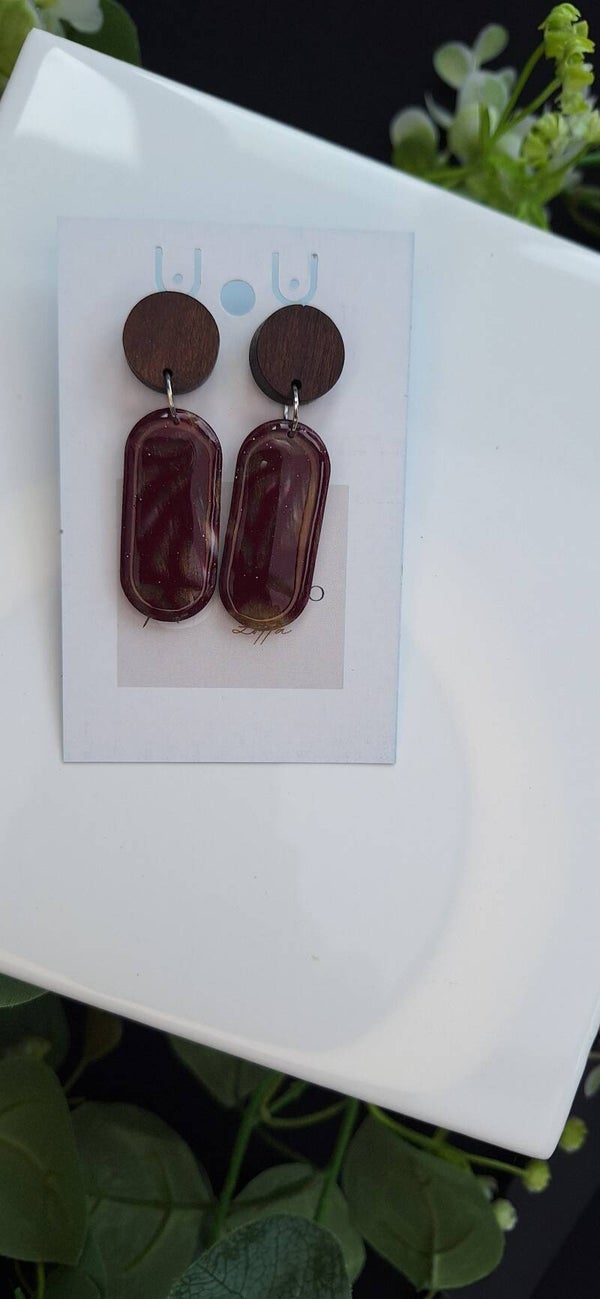 Zelfgemaakte oorbellen uit polymeerklei: langwerpig bordeaux