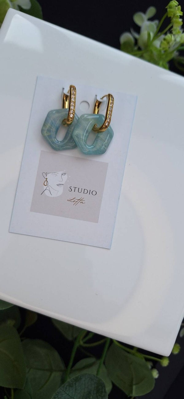 Zelfgemaakte oorbellen uit polymeerklei: lichtblauwe oorbellen met ring en steentjes