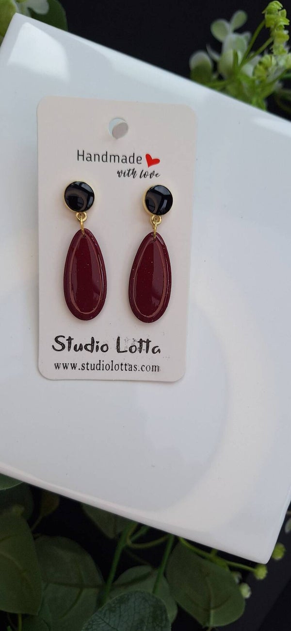 Zelfgemaakte oorbellen uit polymeerklei: Bordeaux met zwarte steker